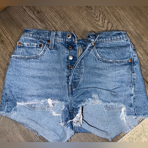 Levi's Classic Blue Denim Frayed Shorts - Picture 2 of 3